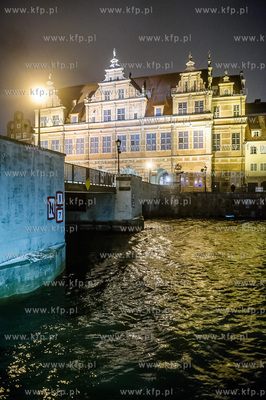 Gdańsk. Wysoki poziom wód Motławy, który jest efektem...