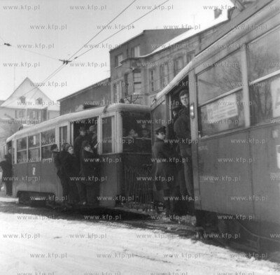 Przepelniony tramwaj ( tzw. wiszace winogrona ) linii...