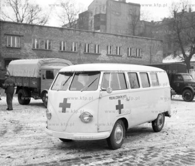 Samochod volkswagen bus na barwach Polskiego Czerwonego...