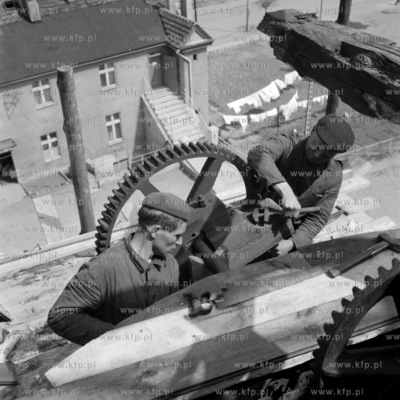 Remont wiatraka typu holenderskiego w Tczewie. 
23.05.1972
maj72_z.kosycarz_p
Fot....