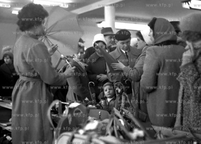 Stoisko z parasolkami. 1961
0007499z
Fot. Zbigniew...