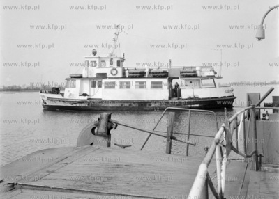 Budowa w miejscu przeprawy promowej mostu pontonowego...