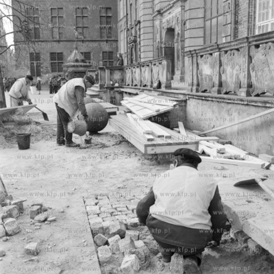 Montaż na Długim Targu w Gdańsku przez pracowników...