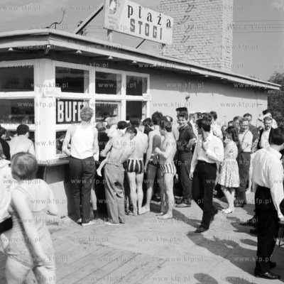 Bar przed wejściem na plażę w Gdansku Stogach. 6.06.1967...
