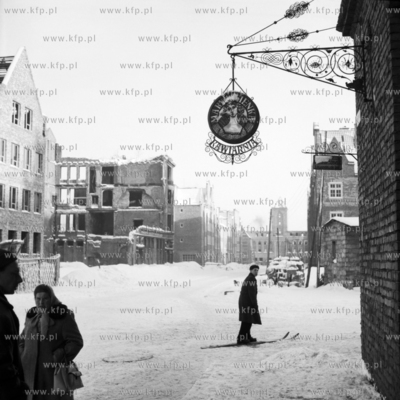 Narciarz pod restauracją Marysieńka przy ulicy Szerokiej...