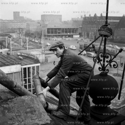 Dekarz naprawia rynny na Bramie Wyżynnej w Gdańsku....