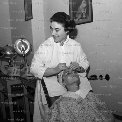 W gabinecie kosmetycznym. ( lata60 )
1960
0006168z_gdynia
Fot....