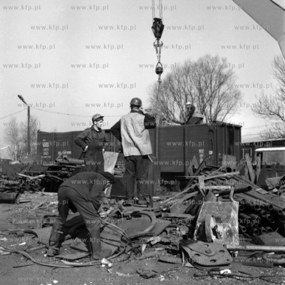 Załudunek złomu do wagonów. 
04.1969
0001907z_kwiecien1969
Fot....