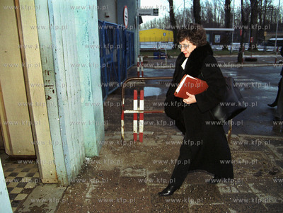  Senator  SLD Ewa Serocka wchodzi do Stoczni Gdynskiej.24.02.2002Fot....