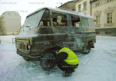 Zniszczony samochod dostawczy zuk po wybuchu bomby...