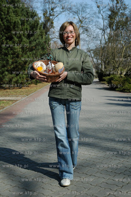Emilia Piotrowska z Pelplina z koszykiem ze swieconka.
Fot....