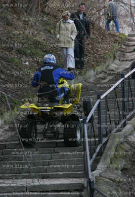 Kilku mezczyzn urzadza sobie brawurowy rajd czterokolowcami...