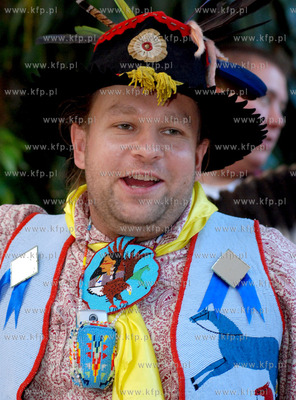 Osiemnastoosobowa grupe indian ze Stanow Zjednoczonych...