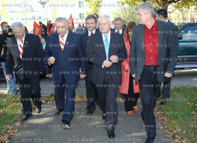 W Redzikowie k/Slupska spotkali sie Leszek Miller,...