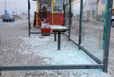 Zniszczony przystanek autobusowy na ul. Dabrowskiego...