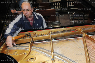 Mgr Maciej Jenda z Sopotu podczas strojenia fortepianu...