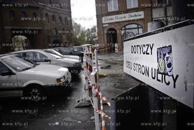 Przewalone ploty i wyrwane z korzeniami drzewa to skutek...