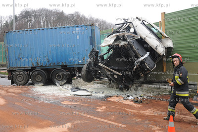 Gdynia. Z niewyjasnionych przyczyn samochod ciezarowy...