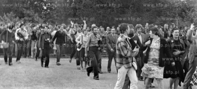Delegacji Solidarnosci wchodzi na stadion w Ursusie...