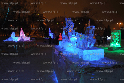II Festiwal Rzezb Lodowych w Gdyni. Nz. Iluminowana...