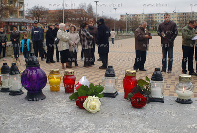 Zaloba narodowa po katastrofie prezydenckiego samolotu...