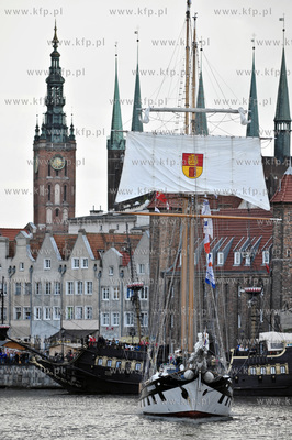 IV Zlot Oldtimerow w Gdansku -  parada wiekowych jachtow...