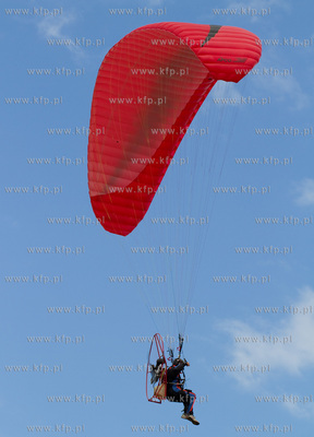 Sloneczna letnia pogoda sprzyjala wypoczynkowi na plazy...