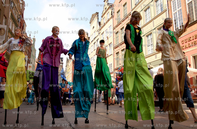 Parada  XVI Festiwalu Szekspirowskiego ruszyla spod...