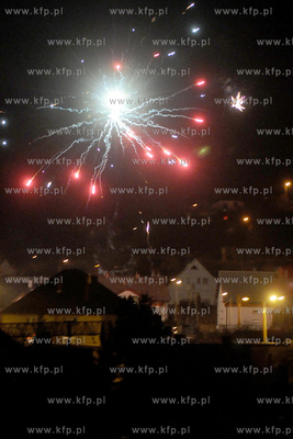 Mieszkancy Gdyni i Rumi witaja Nowy Rok 2013 fajerwerkami...