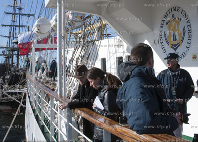 Dar Mlodziezy wyplywa w pierwszy w tym roku rejs szkoleniowy....