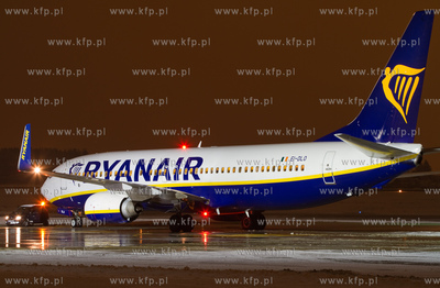 Zima na gdanskim lotnisku. Nz. Boeing 737 Rayanair...