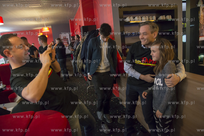 Slupsk. Prezydent Robert Biedron gral w kregle w  Kregielni...