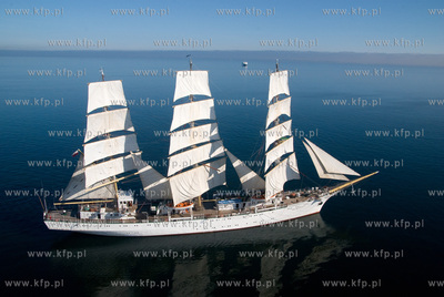 Dar Mlodziezy z perspektywy lotu ptaka u bram Gdyni....