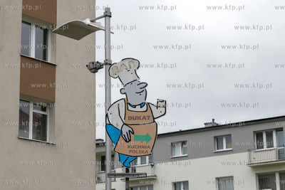 Reklama baru mlecznego Dukat stojąca obok placu Jana...