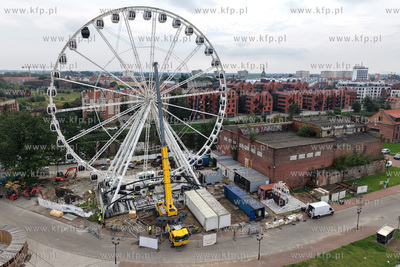 Demontaż koła widokowego Amber Sky na wyspie Ołowianka...
