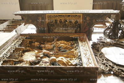 Uratowane zabytki ze spalonego kosciola sw. Katarzyny...