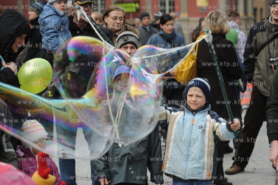 Festiwal baniek mydlanych w Gdansku na Dlugim Targu....