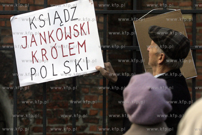 Plac przed kosciolem sw. Brygidy w Gdansku. Jak co...