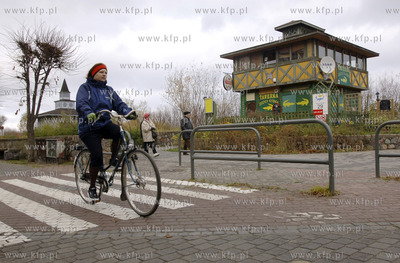 Sciezka rowerowa wzdluz ulicy Poniatowskiego w Sopocie....