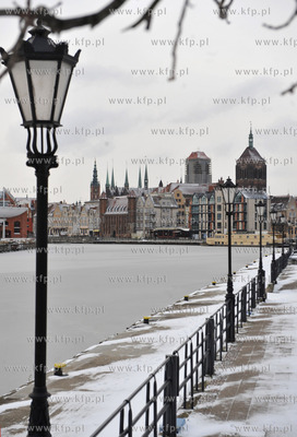 Zimowa zawitala do Gdanska .Nz. zamarznieta Motlawa....