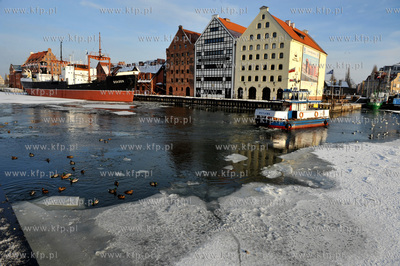 Prom Motlawa kursujacy  pomiedzy Zurawiem, a Centralnym...