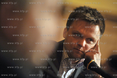 Ratusz Staromiejski - ulica Korzenna w Gdansku. Debata...