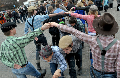 Gdansk. Targ weglowy. I Miejski Polonez Maturzystow....