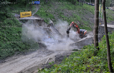 Wyburzanie Mostku Weisera Dawidka na gdanskiej Strzyzy....