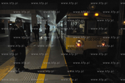 Pierwszy wyjazd kolejki SKM z przystanku Gdansk Srodmiescie...