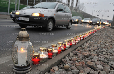 Dzien Zolnierzy Wykletych. Akcja palenia zniczy na...