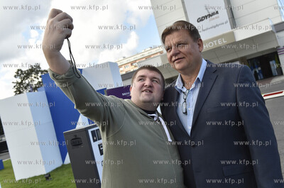 41. Festiwal Filmowy w Gdyni.  Nz. Robert łowca autografów...