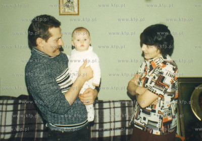 Lecha i Danuta Walesowie z coreczka Ania. 24.12.1980...