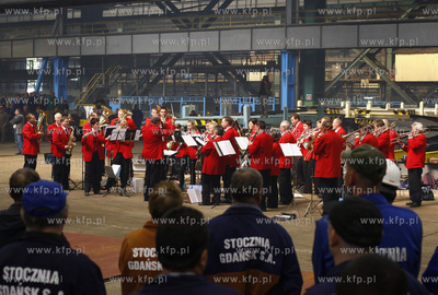 Stocznia Gdansk. Hala K1. Do sniadania stoczniowcom...