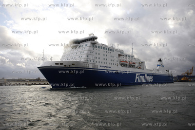 Gdynia. Port. Prom armatora Finnlines, kursujacy na...